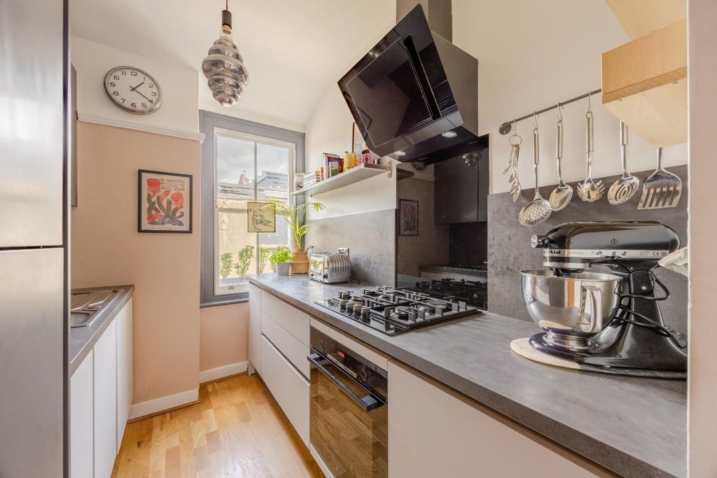 Additional image 12 of 3 bed flat for saleCarlton Drive, Leigh-On-Sea SS9
