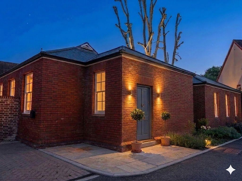 3 bed detached house for saleSt Peters Mews The Parade, Marlborough, Wiltshire SN8