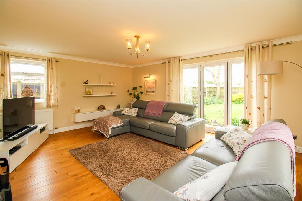 4 bed detached house for saleCarleton Road, Pontefract WF8 photo 4