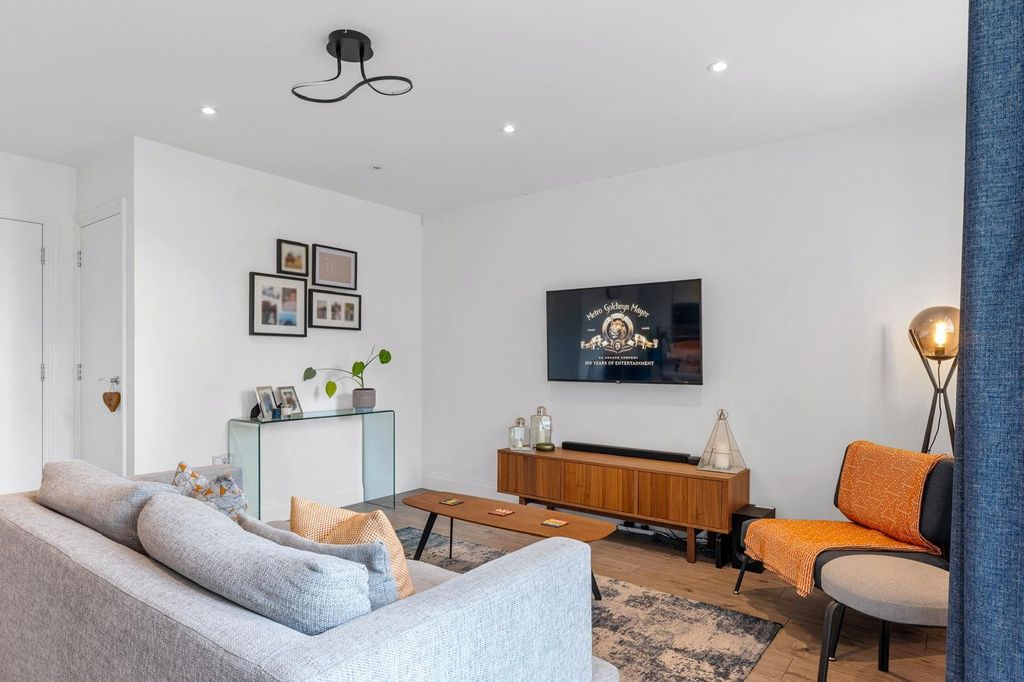 Additional image 7 of 2 bed flat for saleBruce Grove, Orpington BR6