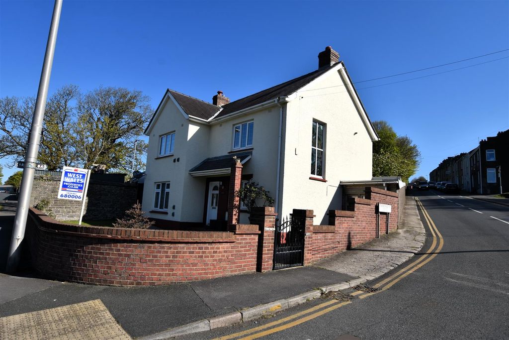 3 bed detached house for salePier Road, Pembroke Dock SA72