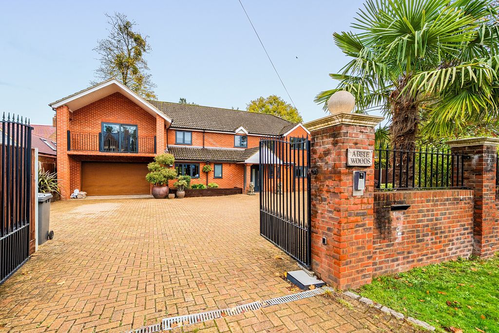 6 bed detached house for saleNewlands Drive, Maidenhead SL6
