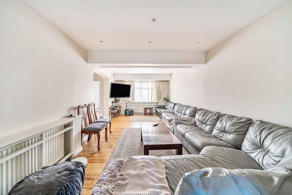 Additional image 2 of 4 bed semi-detached house for saleKingshill Avenue, Northolt UB5