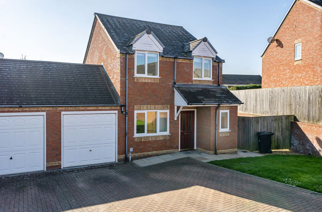 3 bed link detached house for saleBrynmor Close, Newtown, Powys SY16