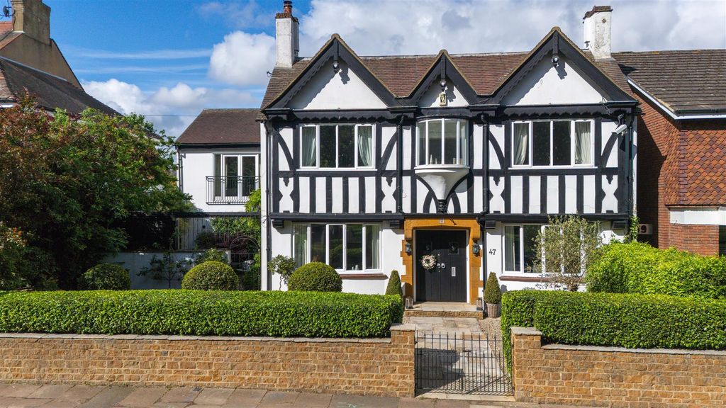 5 bed detached house for salePark Avenue South, Northampton NN3