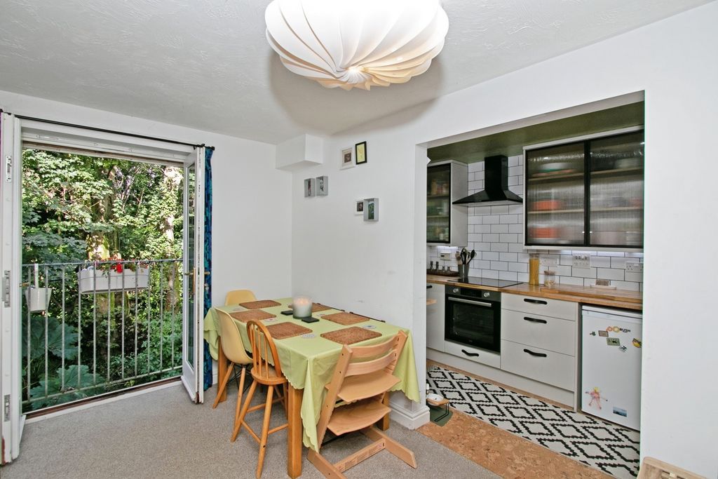 2 bed flat for saleCalver Close, Penryn, Cornwall TR10 photo 5