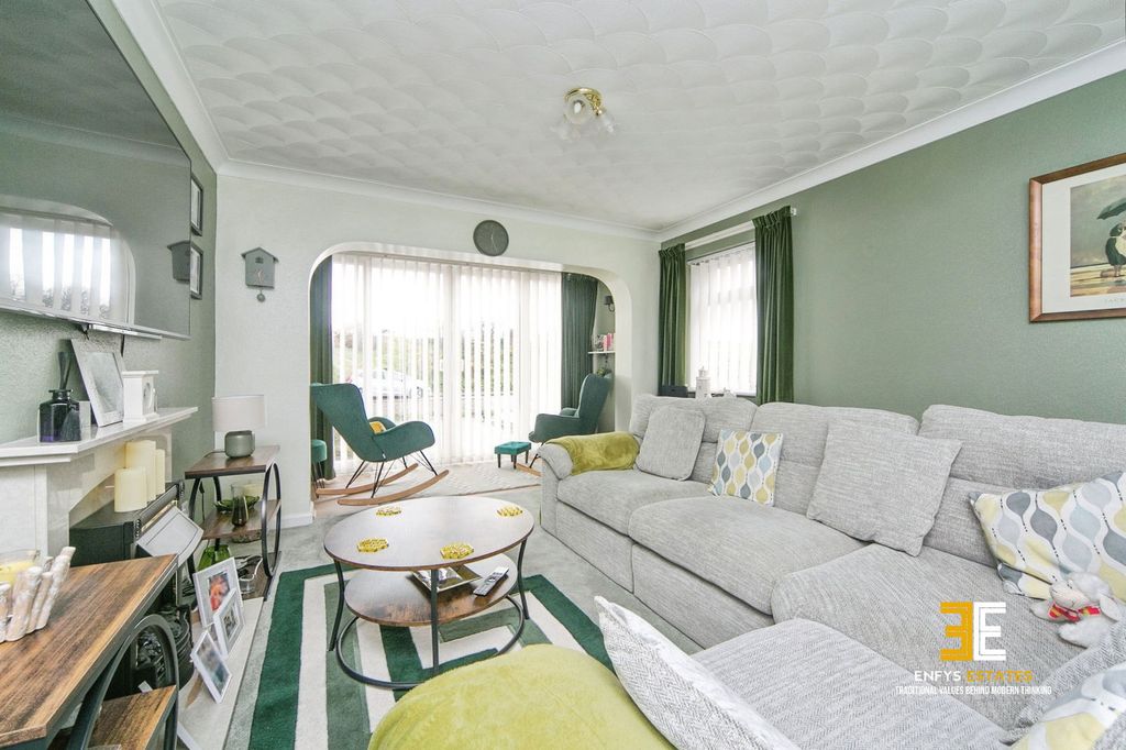 2 bed flat for saleTrinity Crescent, Llandudno LL30 photo 3