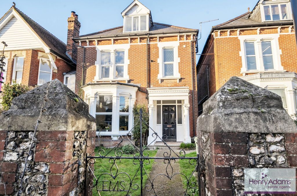 1 bed flat for saleStation Road, Petersfield GU32