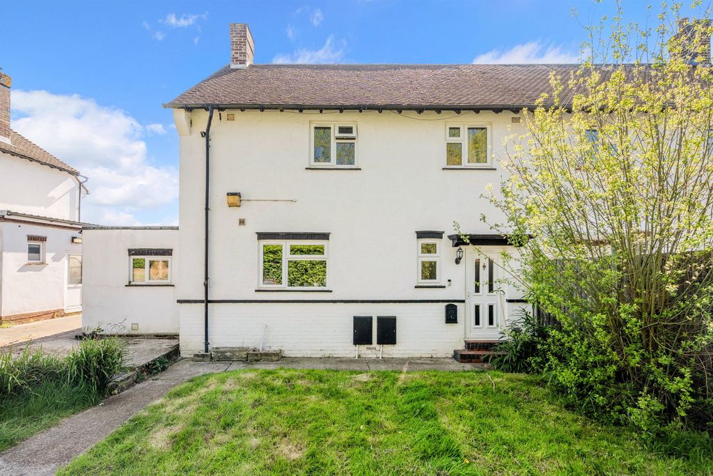 3 bed semi-detached house for salePollards Oak Crescent, Oxted RH8
