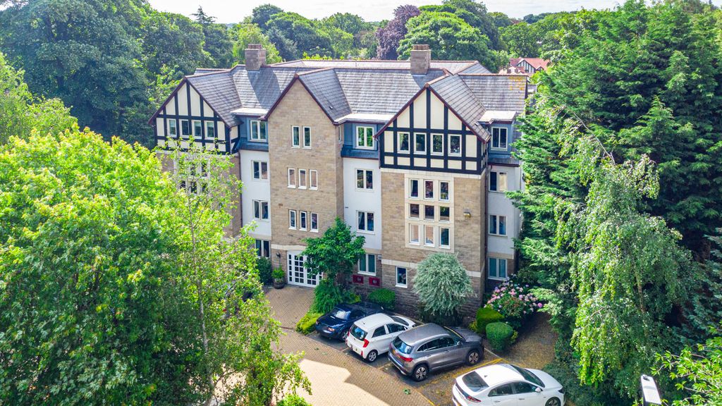 1 bed flat for saleRosewood Court, Park Avenue, Roundhay, Leeds LS8