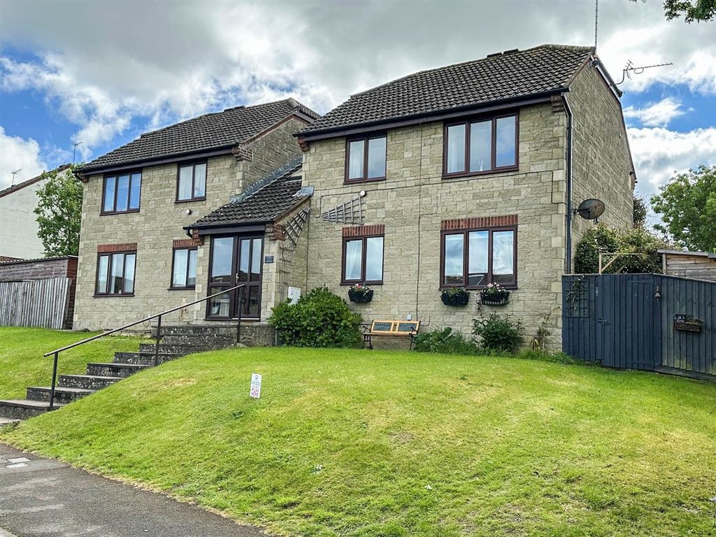 2 bed flat for saleElmer Close, Malmesbury SN16
