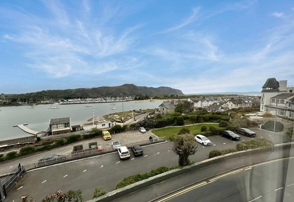 2 bed flat for saleStation Road, Deganwy LL31 photo 2