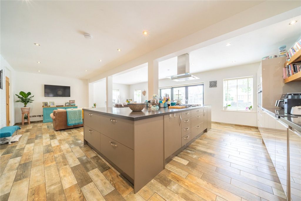4 bed detached house for saleDittons Road, Polegate, East Sussex BN26 photo 3