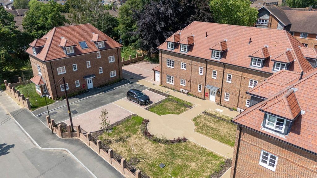 2 bed flat for salePetworth GU28