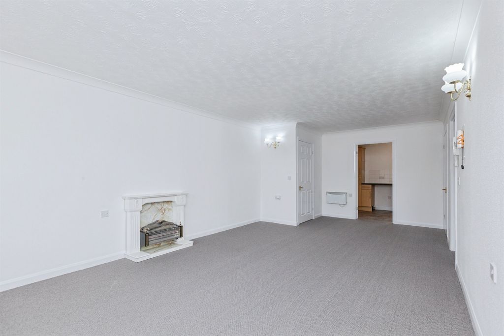 2 bed flat for saleWinterburn Gardens, Whetstone, Leicester LE8 photo 3