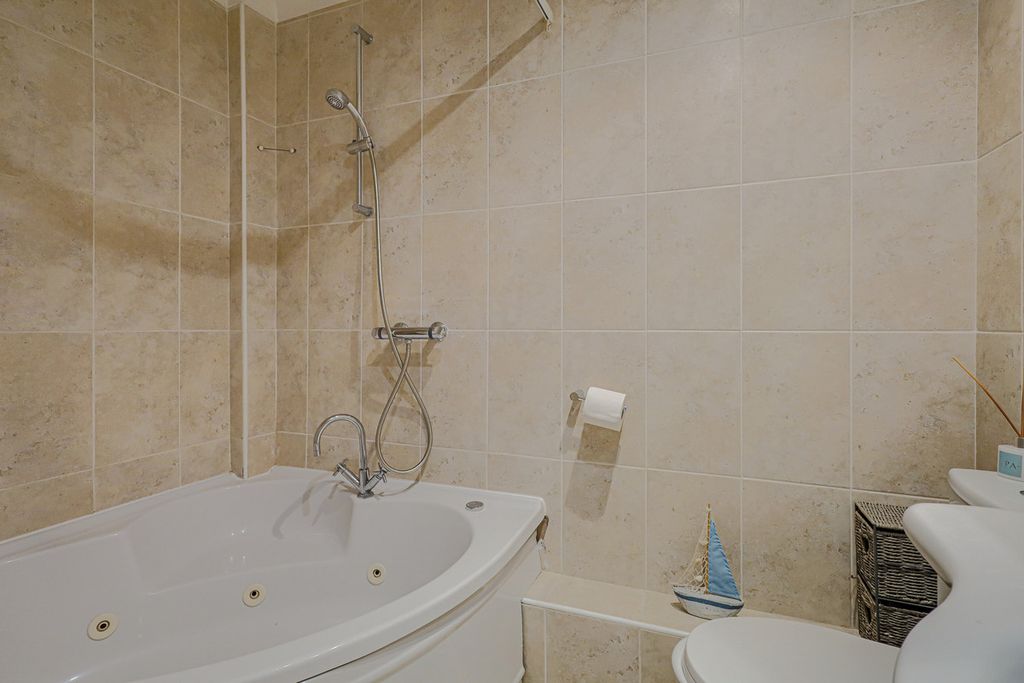 Additional image 17 of 2 bed flat for saleGrand Parade, Leigh-On-Sea SS9