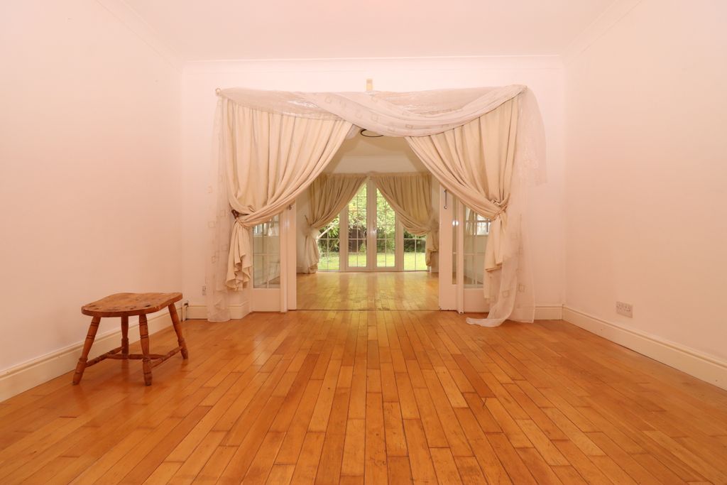 4 bed detached house for saleLuton LU2 photo 4