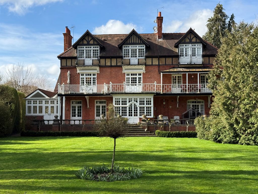 2 bed flat for saleCourt Road, Maidenhead SL6