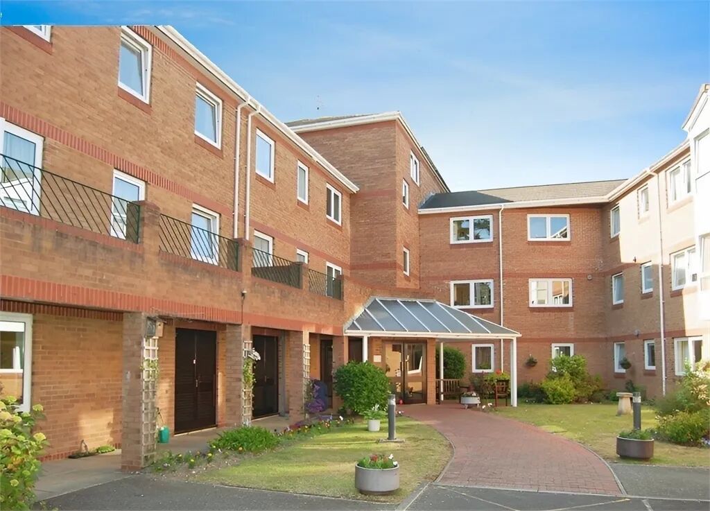2 bed flat for saleChurch Road, Newton Abbot, Devon. TQ12