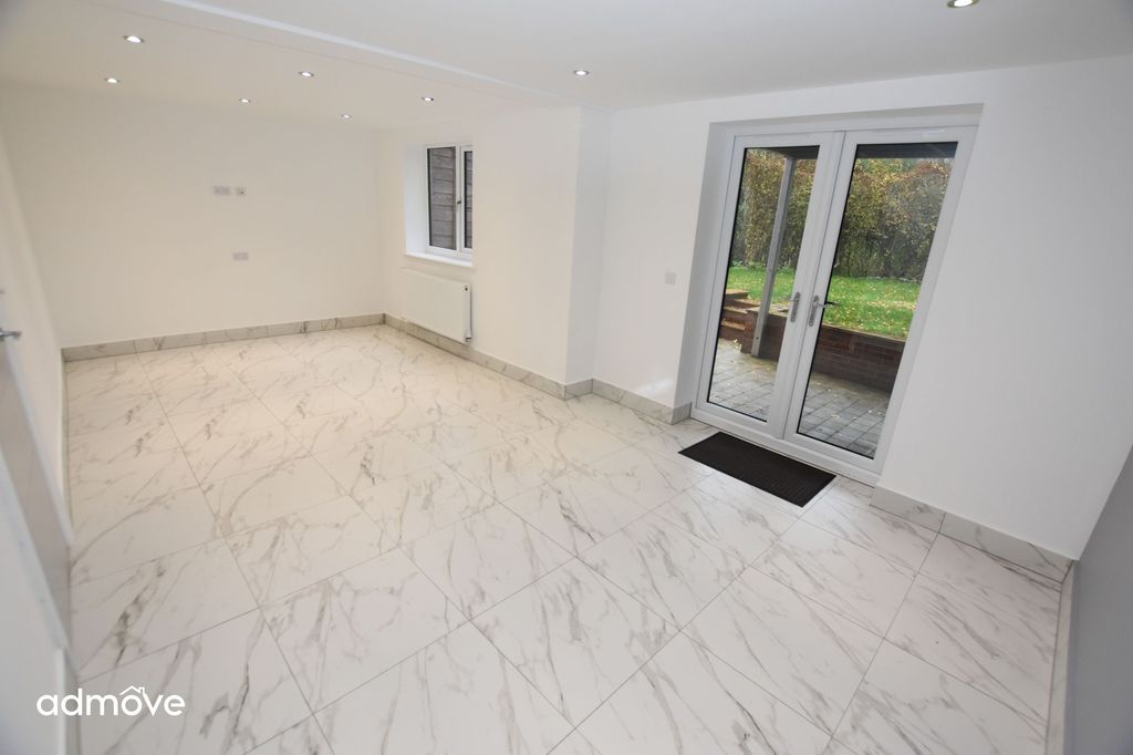 5 bed detached house for saleWillow House, Brookside Avenue WA13 photo 5