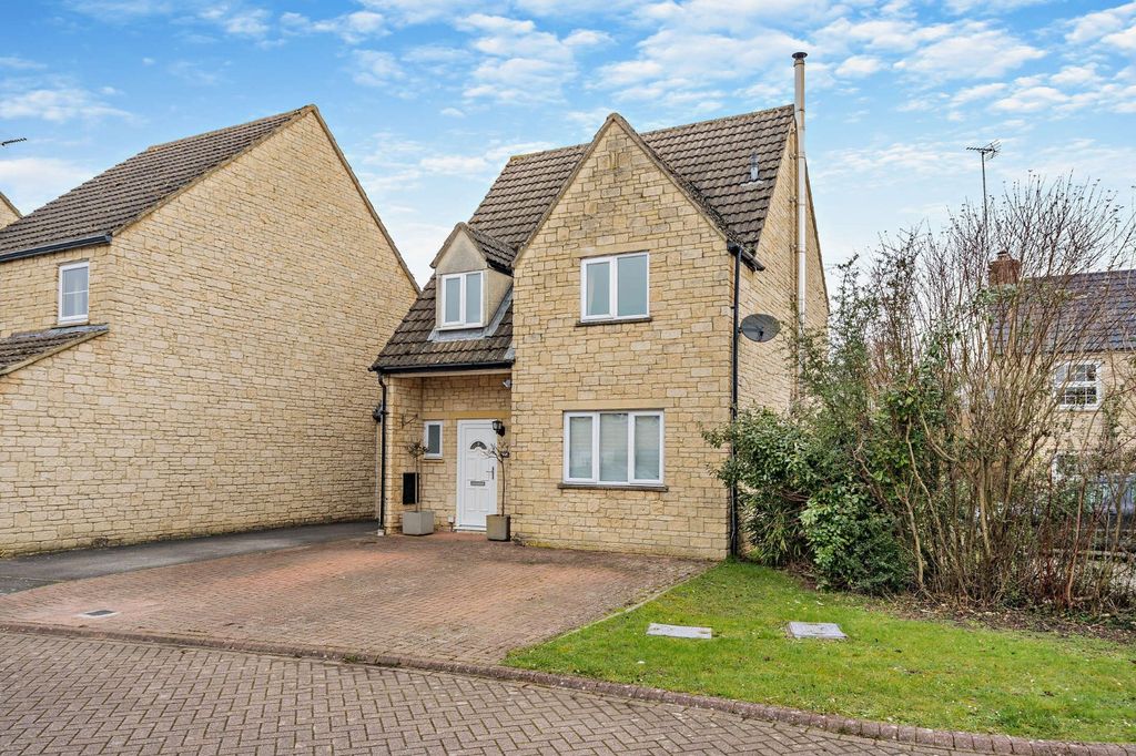 4 bed link detached house for salePerrinsfield, Lechlade, Gloucestershire GL7