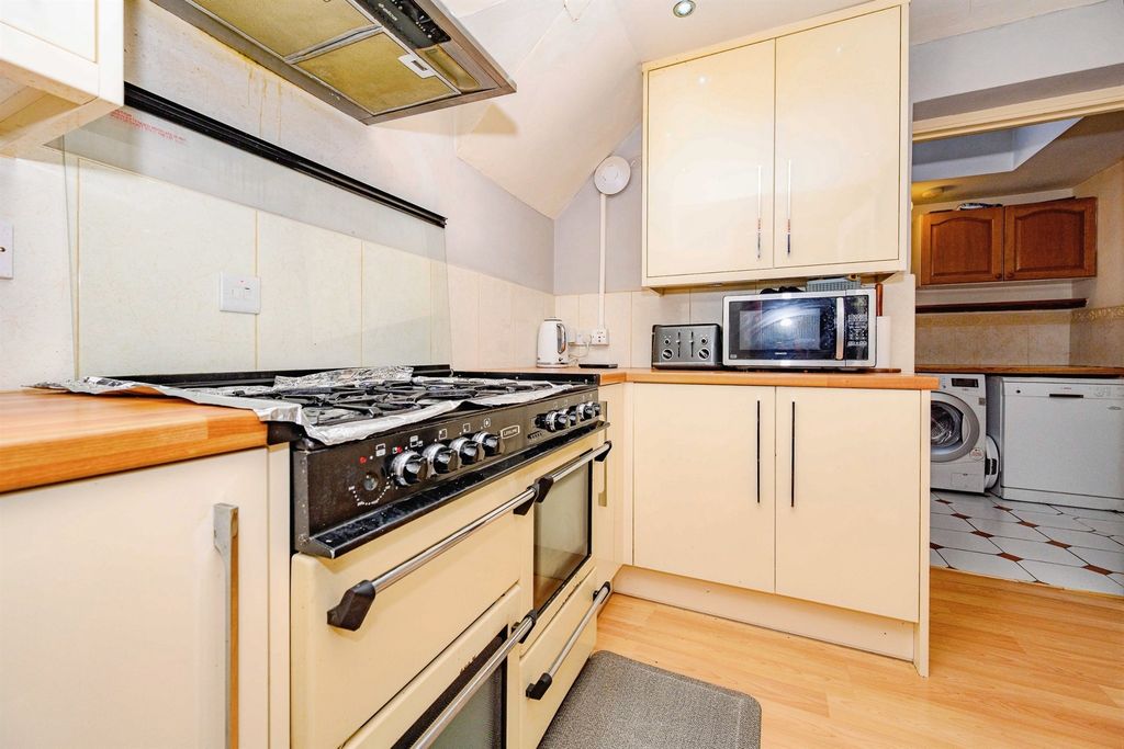 Additional image 6 of 3 bed semi-detached house for saleTurnpike Drive, Luton LU3