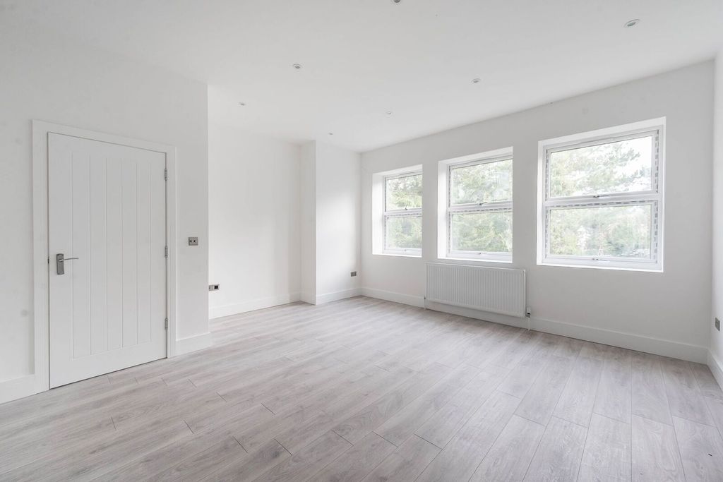 2 bed flat for saleWest End Lane, Pinner HA5 photo 4