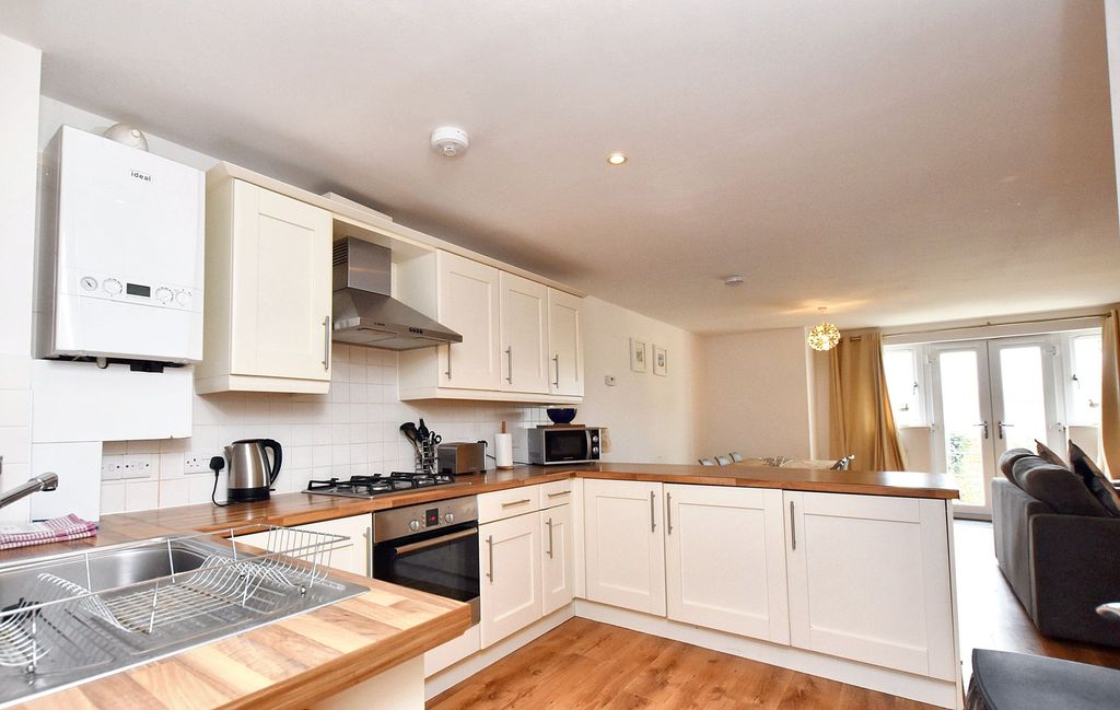 2 bed flat for saleHarbour View, Overlooking Newquay Harbour TR7 photo 3