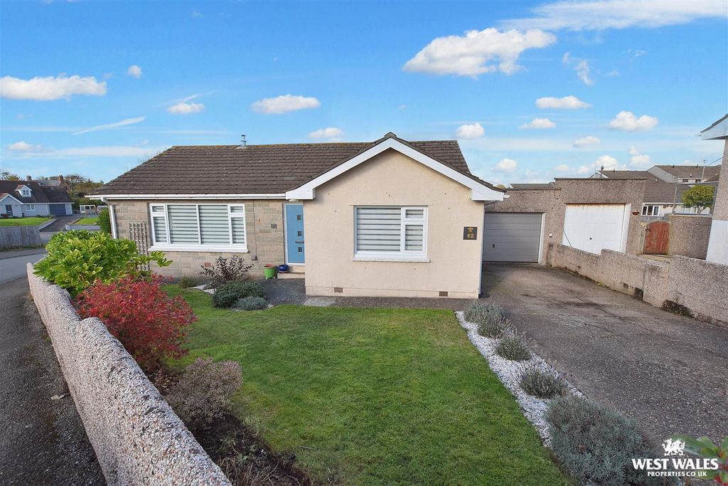 3 bed detached bungalow for saleSilverstream Drive, Hakin, Milford Haven SA73