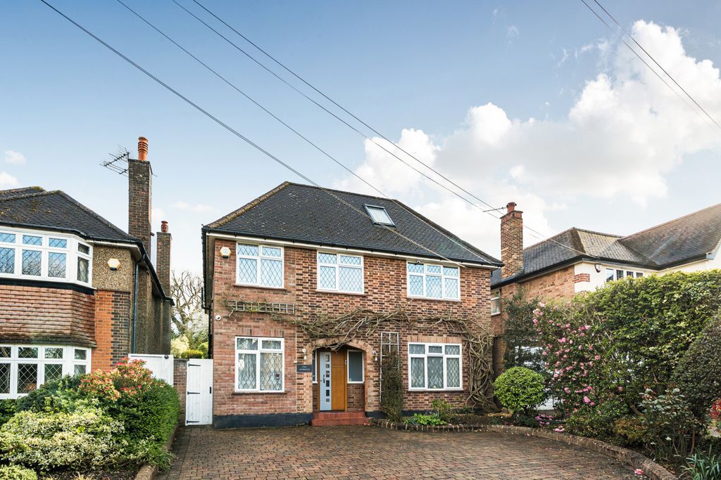 6 bed detached house for saleChiltern Road, Pinner, Middlesex HA5