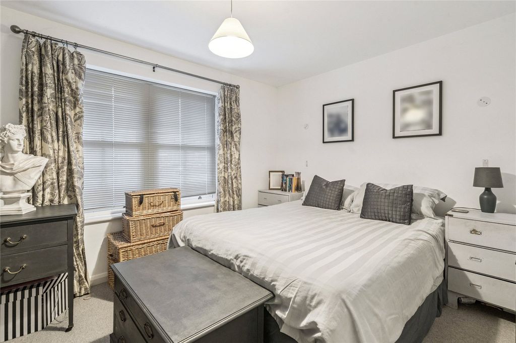 Additional image 8 of 2 bed flat for saleDedmere Road, Marlow, Buckinghamshire SL7