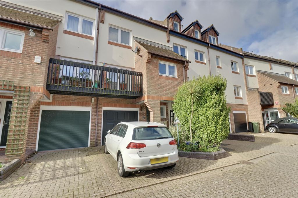 4 bed town house for saleBroad Street, Old Portsmouth, Hampshire PO1