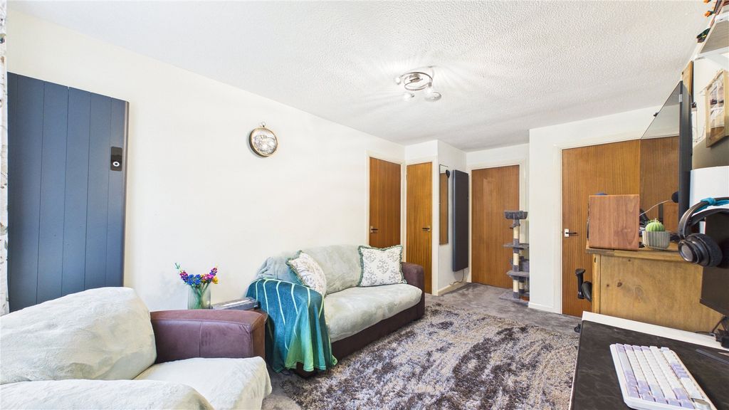 1 bed flat for saleLightwater, Surrey GU18 photo 4