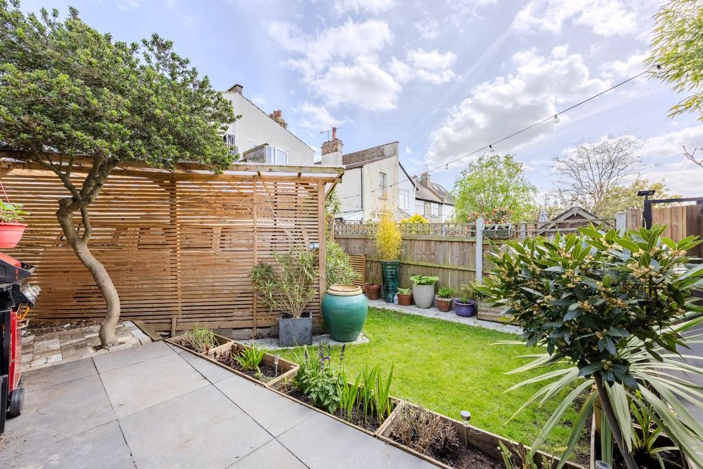 Additional image 24 of 3 bed flat for saleCarlton Drive, Leigh-On-Sea SS9