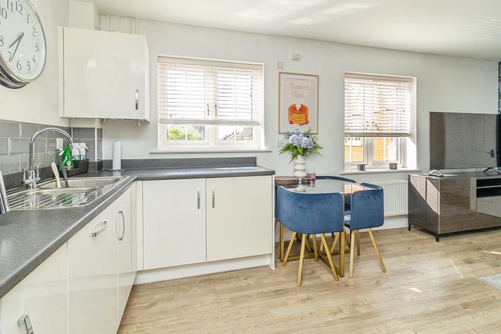 2 bed flat for saleCopia Crescent, Leighton Buzzard LU7 photo 3