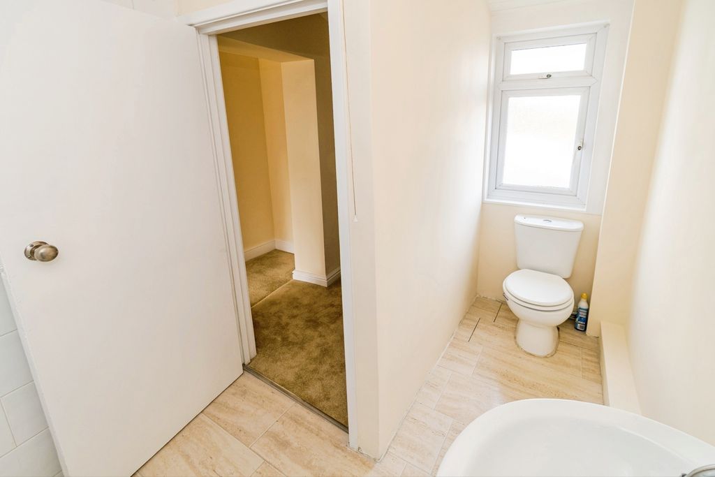 Additional image 15 of 2 bed flat for saleHigh Street, Lyndhurst, Hampshire SO43