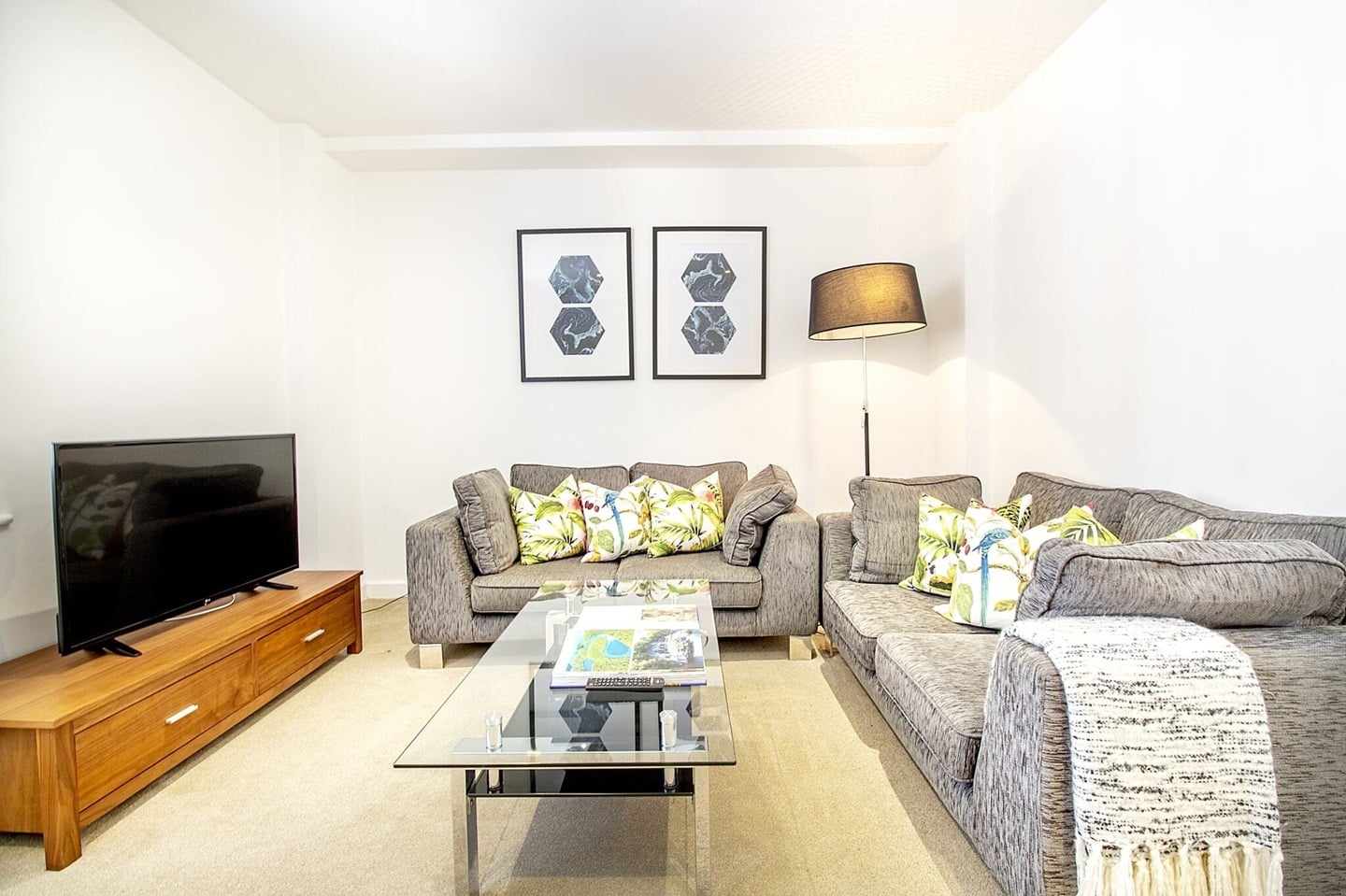1 Bed Flat, Hill St, W1J, N1 7GU