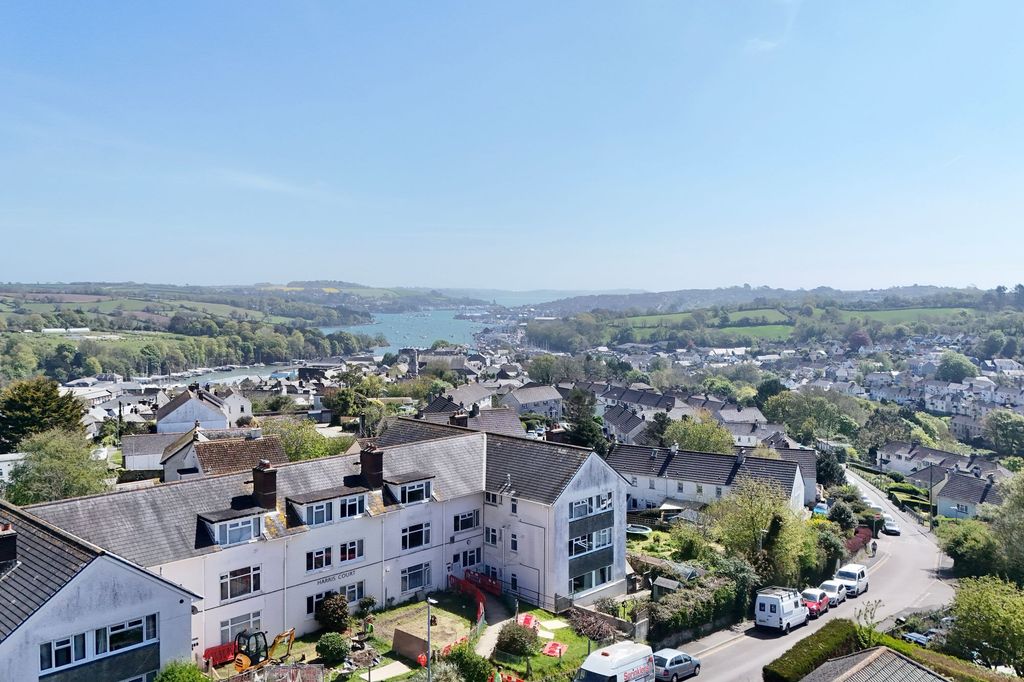 2 bed flat for saleSaracen Way, Penryn TR10