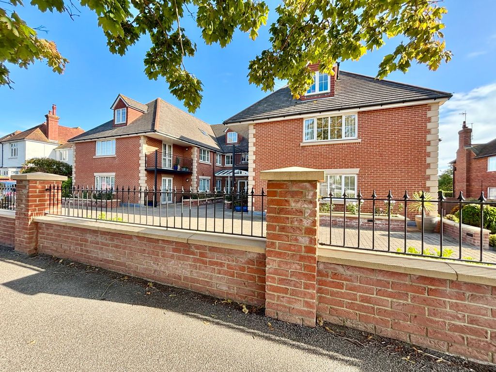 2 bed flat for saleCooden Drive, Bexhill-On-Sea TN39