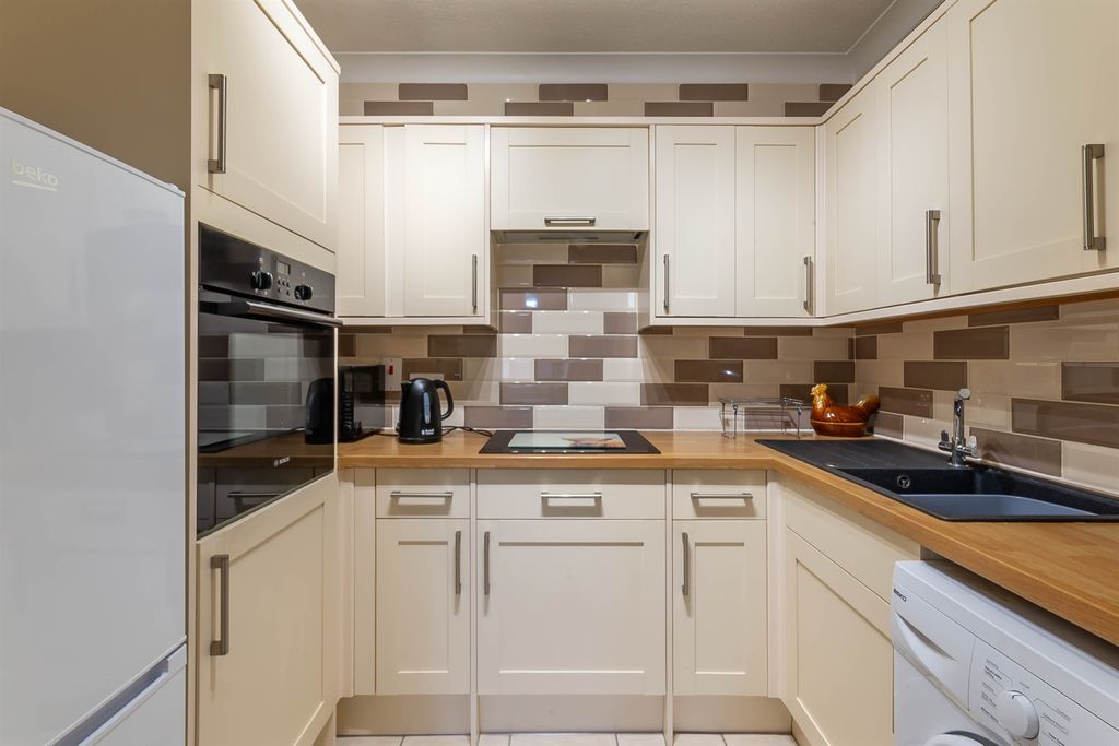 Additional image 3 of 1 bed flat for saleHigh Street, Maldon CM9