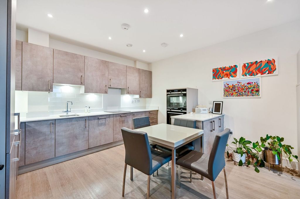 Additional image 3 of 3 bed flat for saleCoombe Road, New Malden KT3