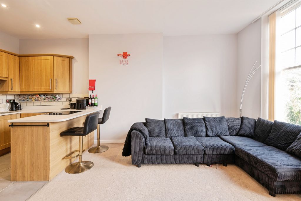2 bed flat for saleBlenheim Road, Minehead TA24 photo 4