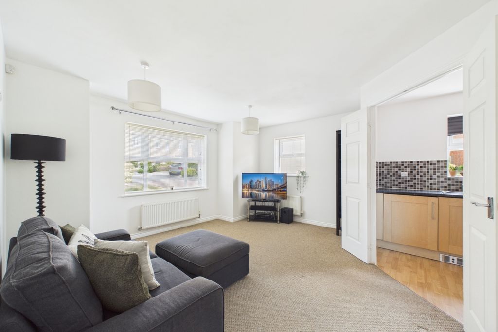 2 bed flat for saleSandpiper Way, Leighton Buzzard LU7 photo 2