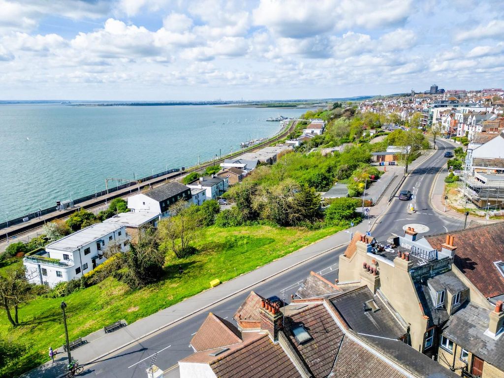Additional image 5 of 3 bed flat for saleCliff Gardens, Leigh-On-Sea SS9
