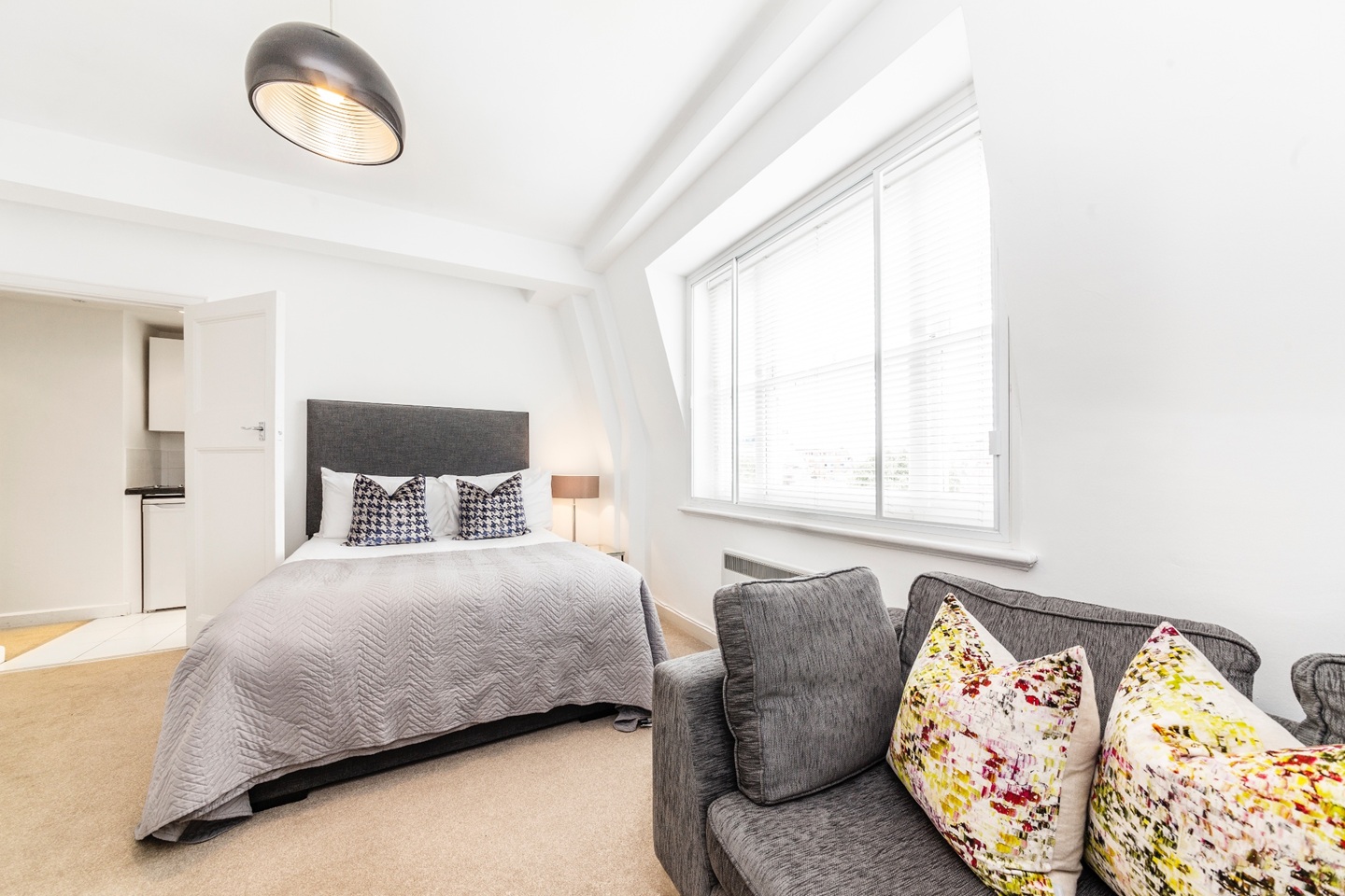 Studio Flat, Hill Street, W1J, N1 7GU photo 3
