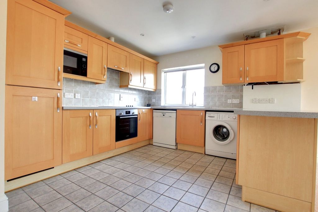 Additional image 3 of 2 bed flat for saleAvenue Road, Lymington, Lymington SO41