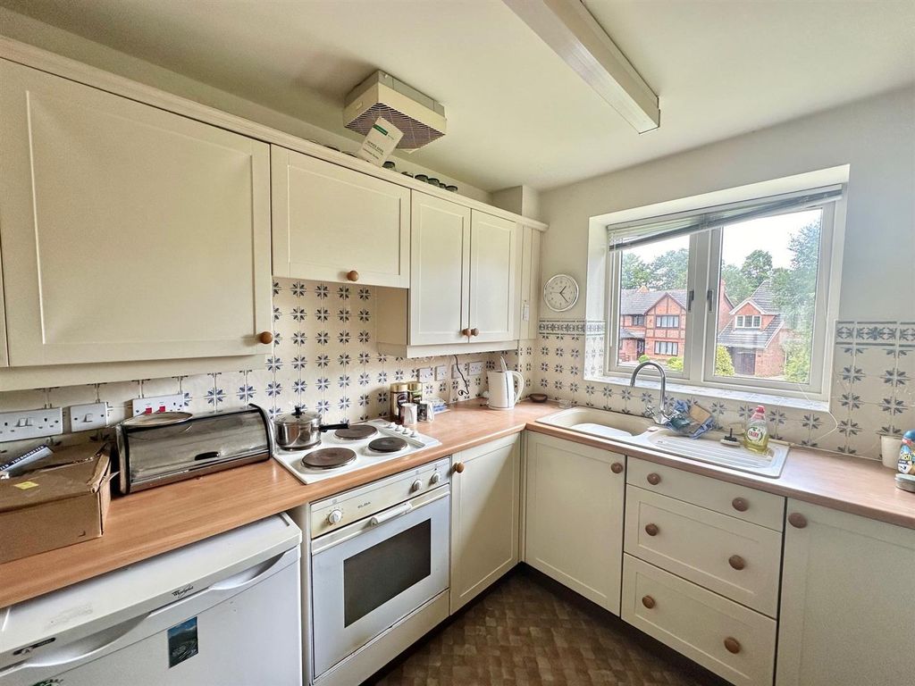 Additional image 4 of 2 bed flat for sale23 Richmond Village, Nantwich, Cheshire CW5