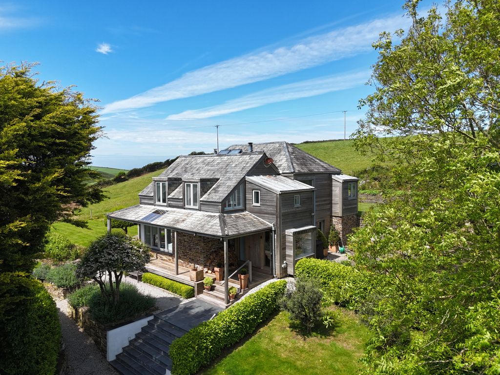 4 bed detached house for salePort Isaac PL29 photo 2