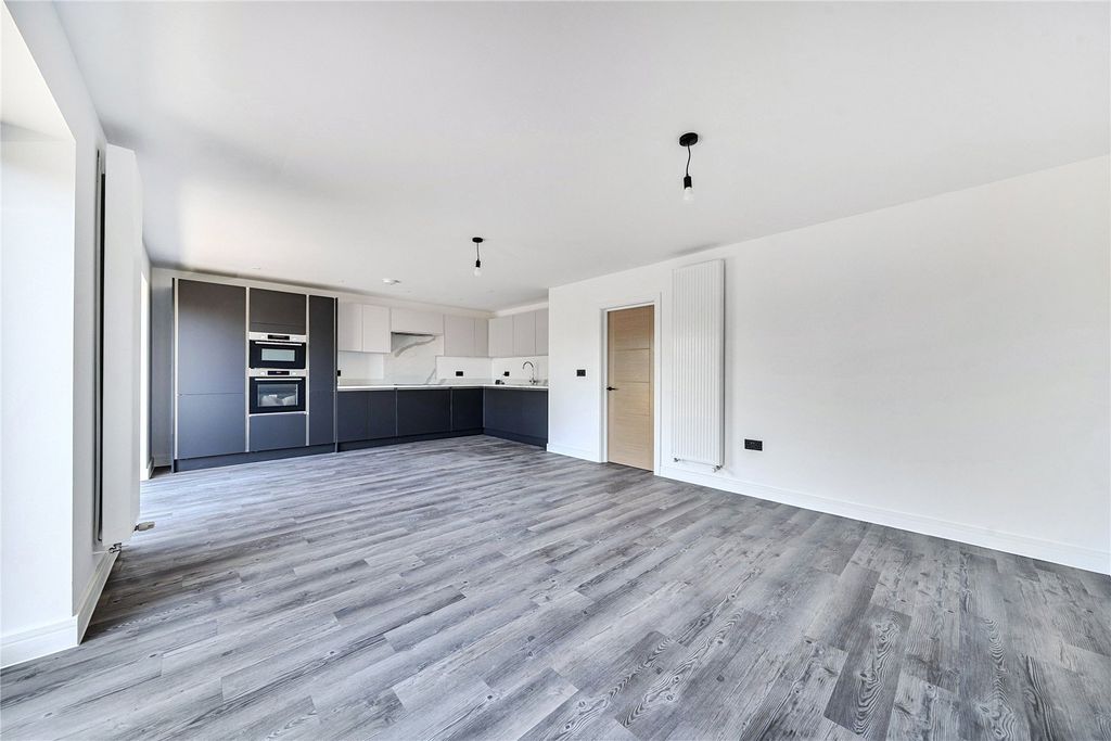 2 bed flat for saleCrofton Road, Locksbottom BR6 photo 5