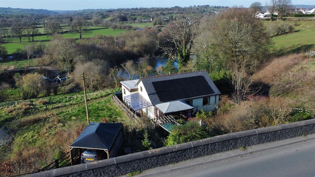 3 bed detached bungalow for saleCarmarthen Road, Llanybydder SA40